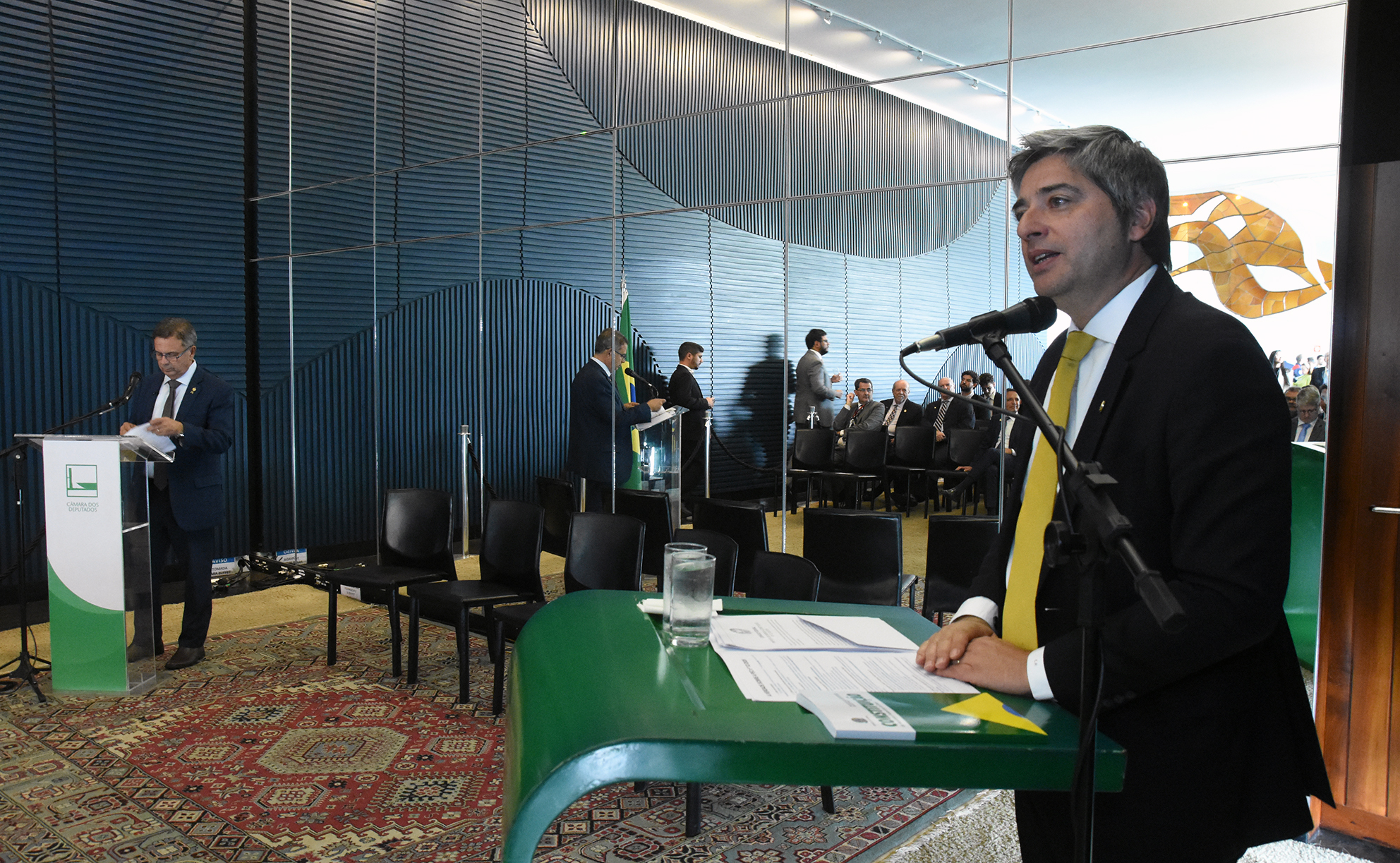 Vista da tribuna principal e mesa diretora do debate sobre reforma trabalhista