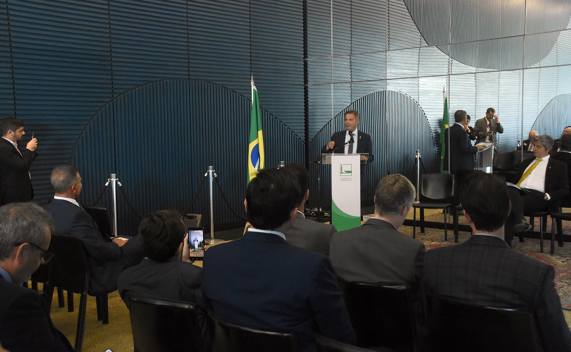 Plenário do Salão Nobre da Câmara dos Deputados durante o debate da FPLM sobre PEC 6x1 e PEC 12/2026